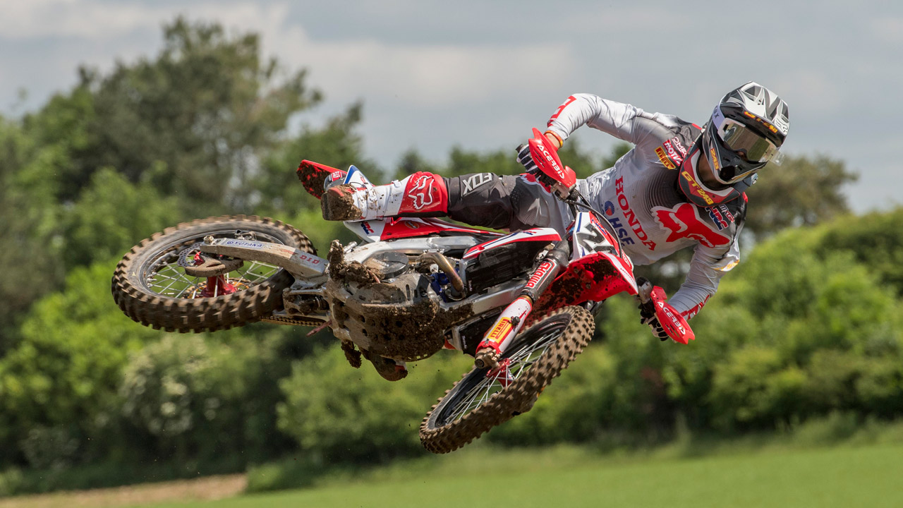 Jeffrey Herlings y Pauls Jonass reafirman su liderato en MXGP