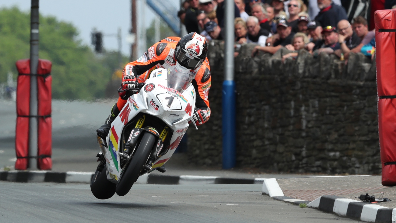 IOMTT 2018: Peter Hickman bate a Dean Harrison en un Senior TT para la historia