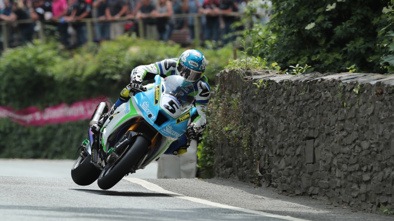 IOMTT 2018: Peter Hickman bate a Dean Harrison en un Senior TT para la historia