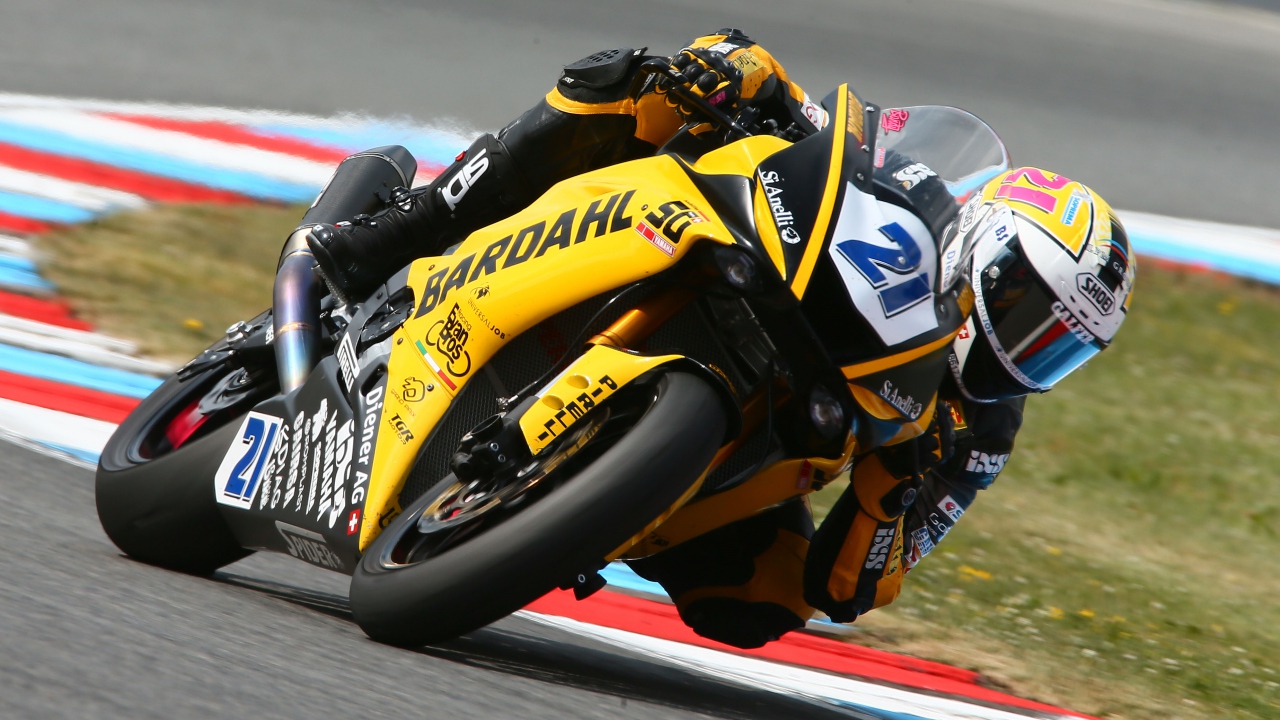 Jules Cluzel vence a Sandro Cortese en un mano a mano increíble en Brno