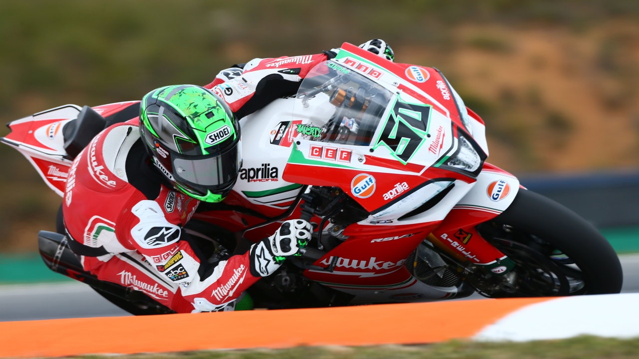 Alex Lowes logra su primer triunfo en Superbike tras las caídas de los favoritos