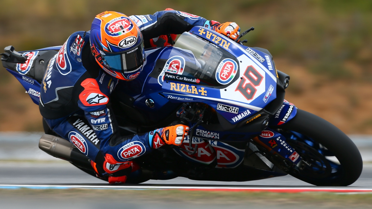 Alex Lowes logra su primer triunfo en Superbike tras las caídas de los favoritos