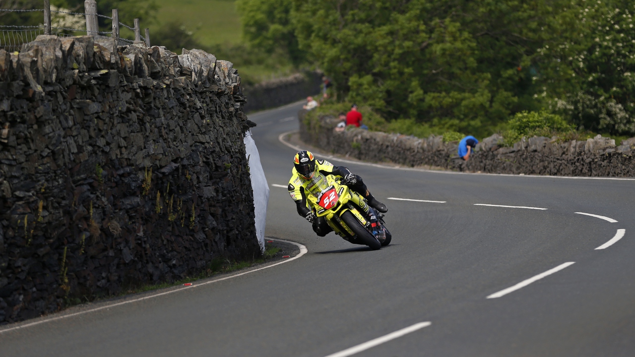 Raül Torras convierte el IOMTT 2018 en historia del motociclismo español