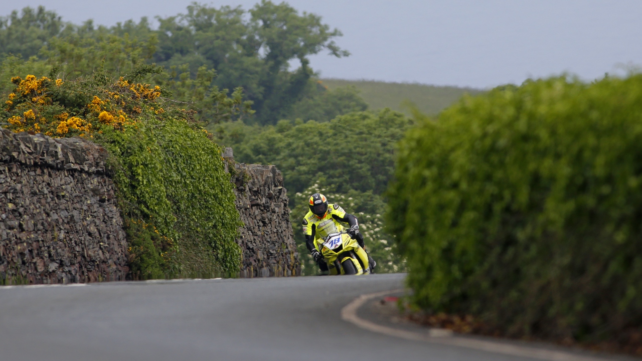 Raül Torras convierte el IOMTT 2018 en historia del motociclismo español