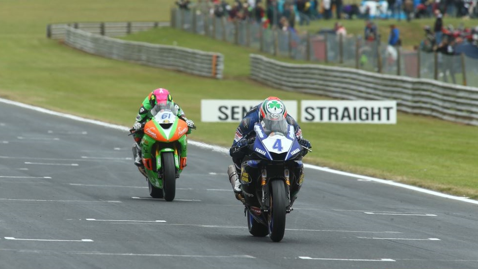 NoTodoMotoGP: Leon Haslam logra otro doblete en un final de locura