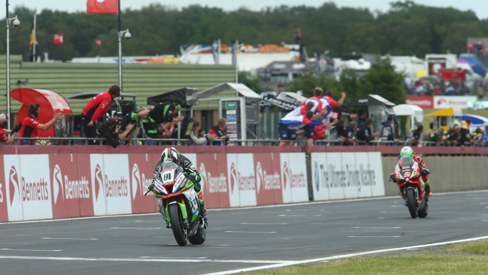 NoTodoMotoGP: Leon Haslam logra otro doblete en un final de locura