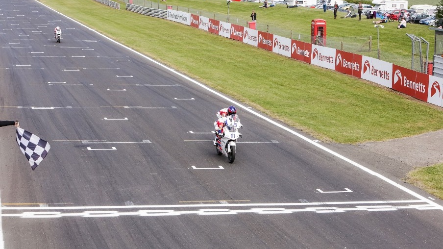 NoTodoMotoGP: Leon Haslam logra otro doblete en un final de locura