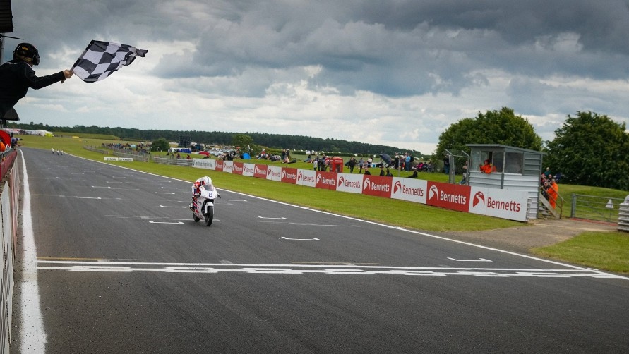 NoTodoMotoGP: Leon Haslam logra otro doblete en un final de locura