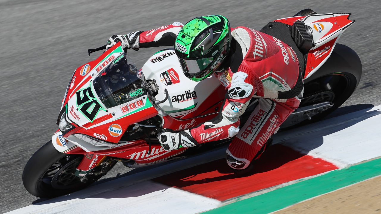 Jonathan Rea descorcha a Chaz Davies para llevarse la victoria en Laguna Seca