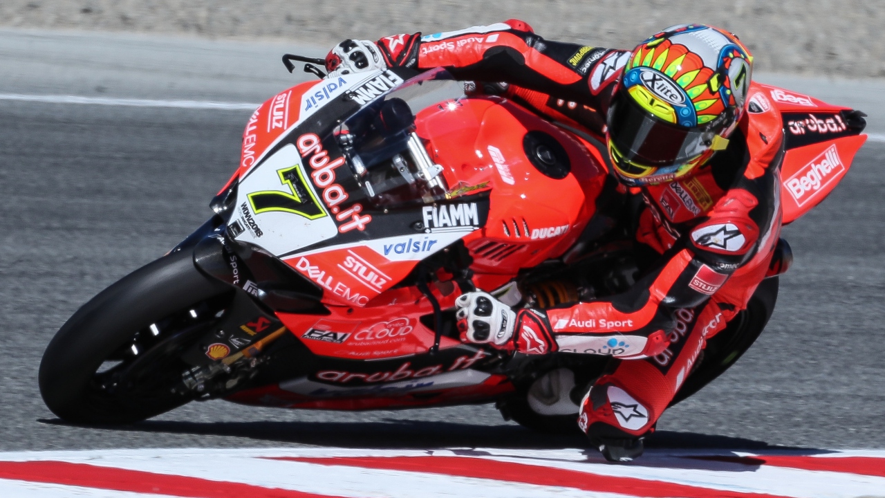 Jonathan Rea descorcha a Chaz Davies para llevarse la victoria en Laguna Seca