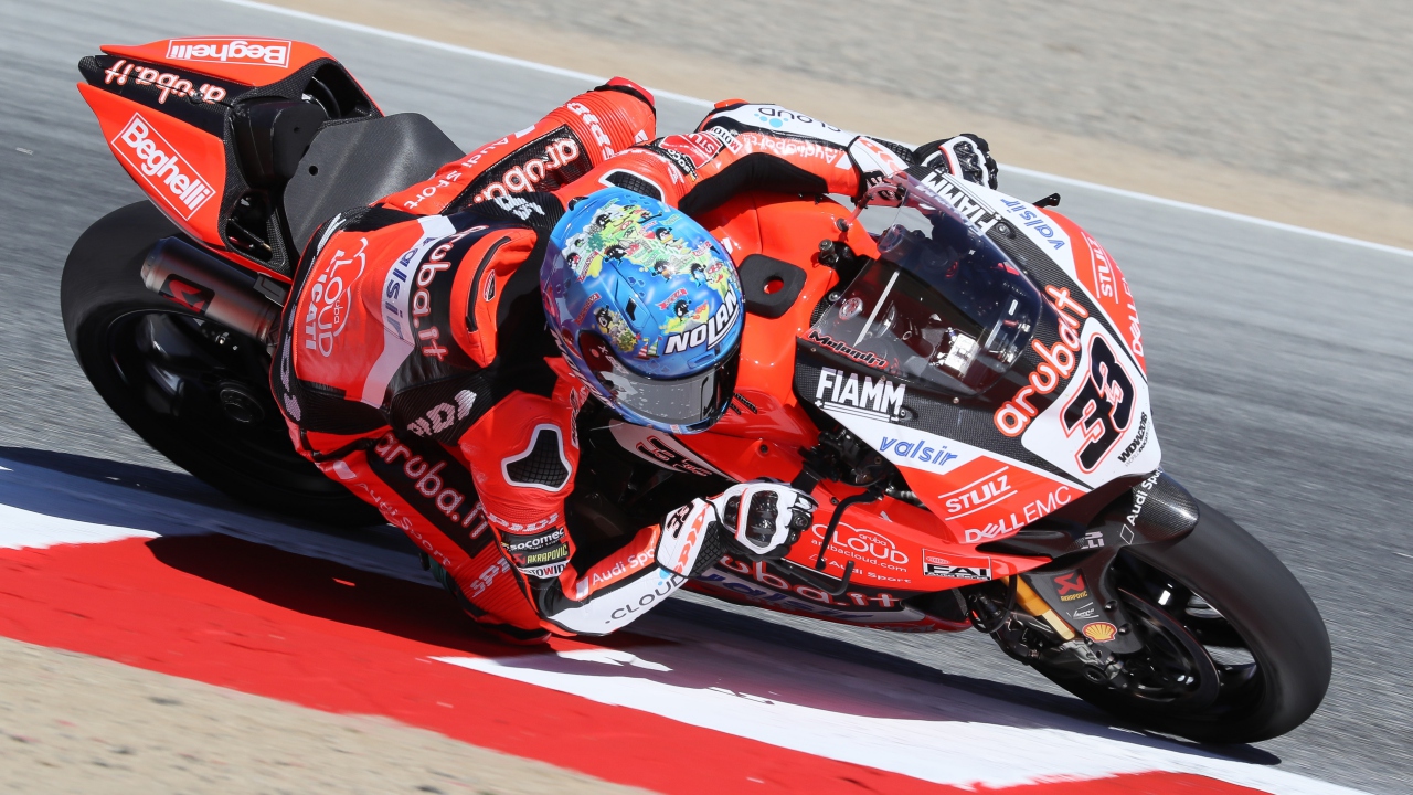 Jonathan Rea descorcha a Chaz Davies para llevarse la victoria en Laguna Seca