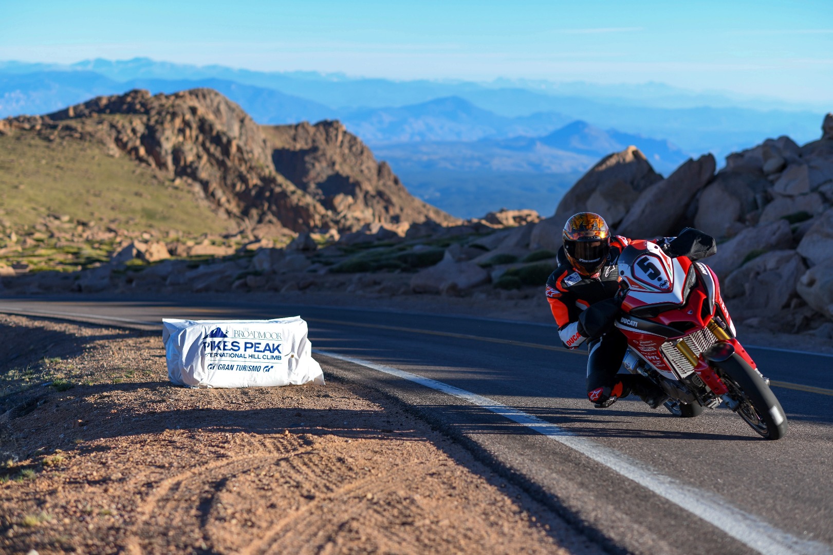 Victoria de Ducati en Pikes con récord de KTM