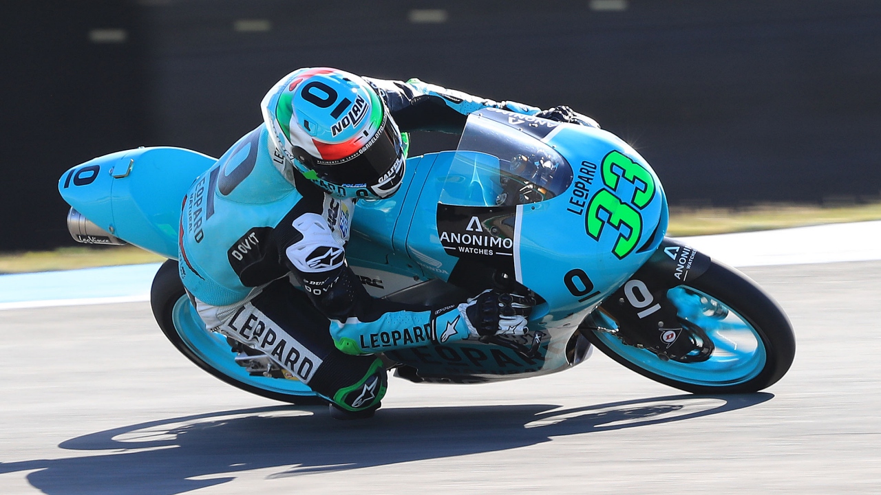 Jorge Martín da una lección de estrategia en Assen y recupera el liderato de Moto3