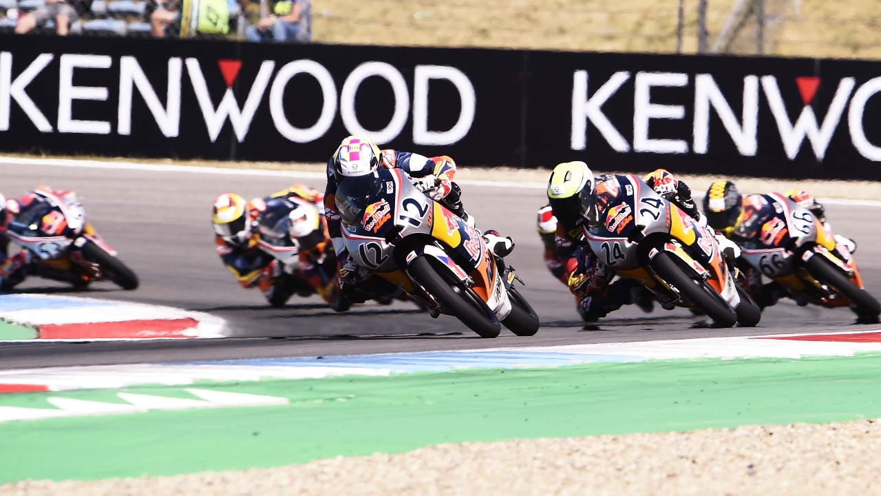 NoTodoMotoGP: Troy Bayliss sigue ganando a los 49 y Can Oncu arrasa sin los 14