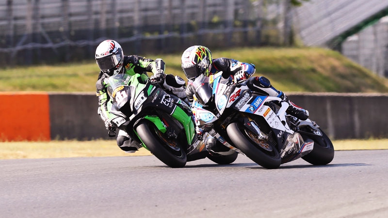 NoTodoMotoGP: Troy Bayliss sigue ganando a los 49 y Can Oncu arrasa sin los 14