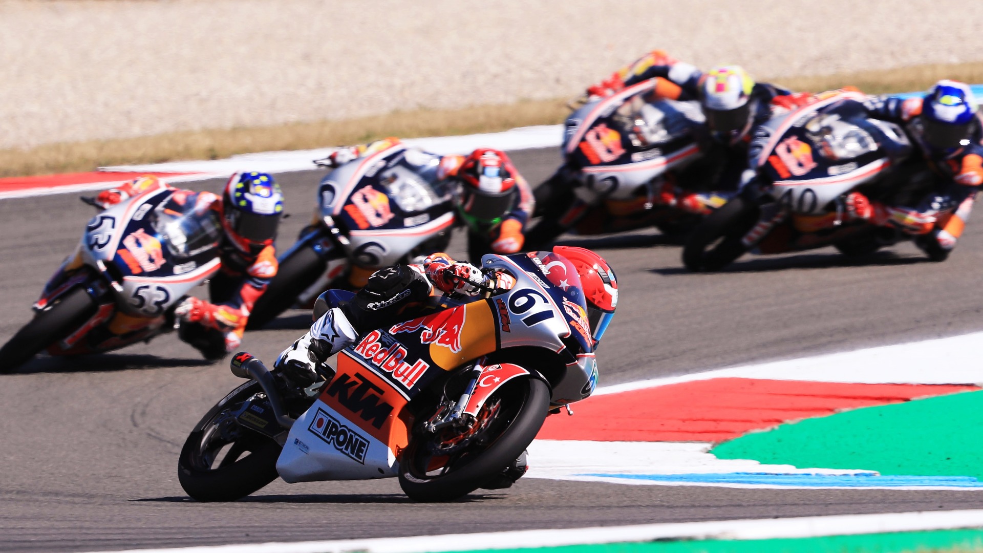 NoTodoMotoGP: Troy Bayliss sigue ganando a los 49 y Can Oncu arrasa sin los 14