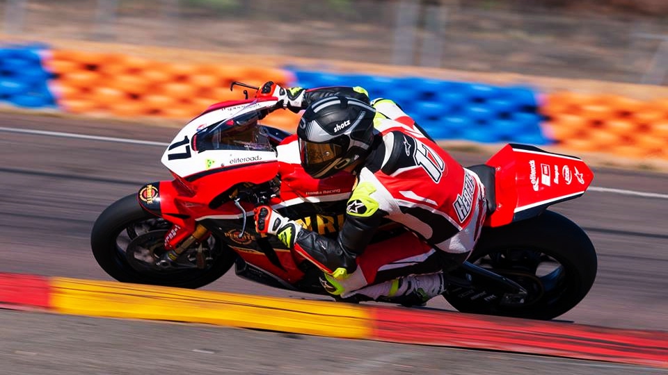 NoTodoMotoGP: Troy Bayliss sigue ganando a los 49 y Can Oncu arrasa sin los 14