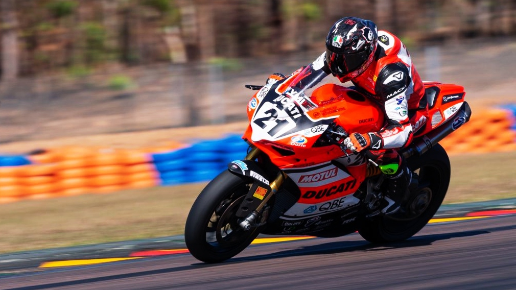 NoTodoMotoGP: Troy Bayliss sigue ganando a los 49 y Can Oncu arrasa sin los 14