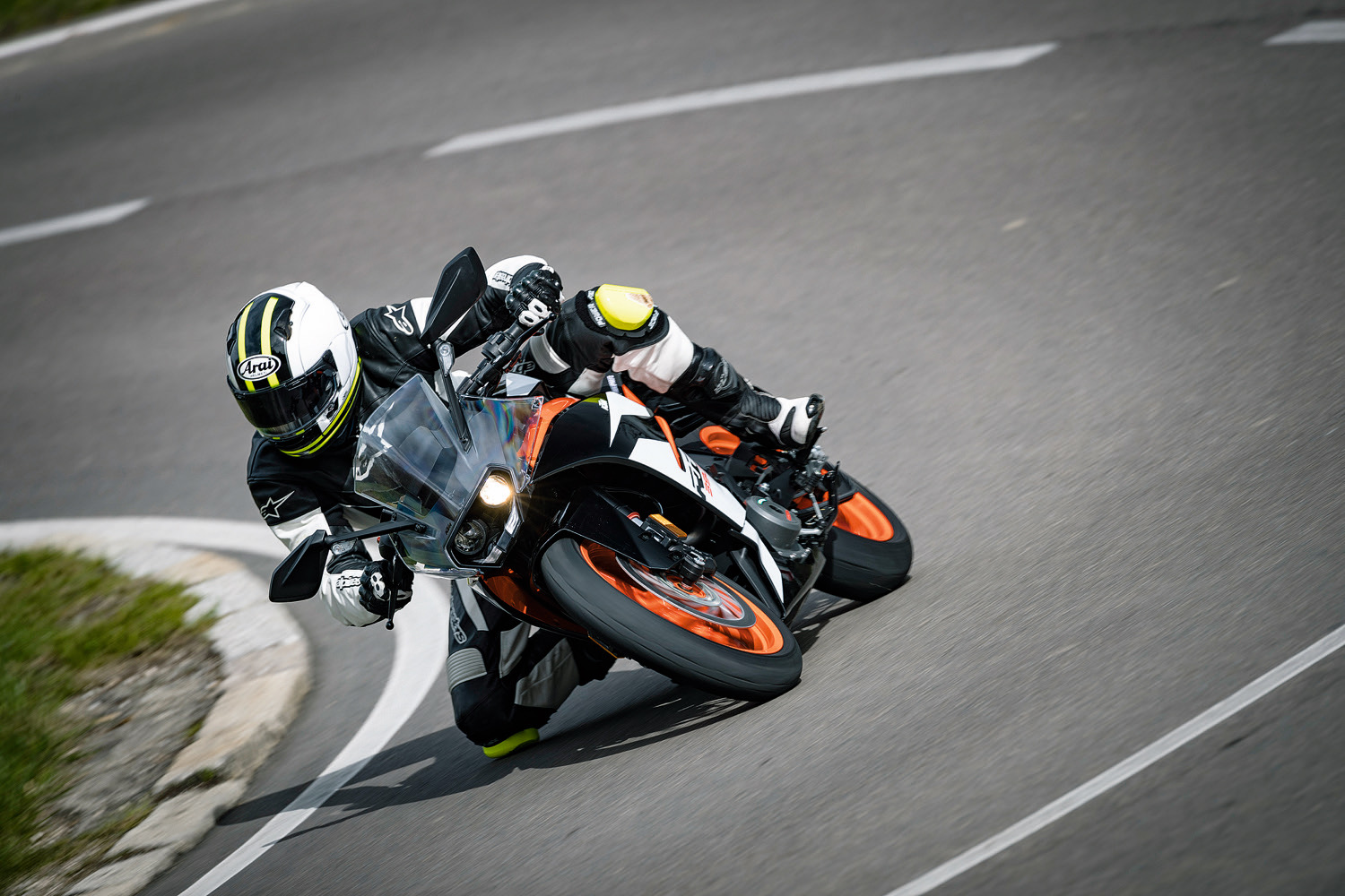 KTM RC390, Al ser monocilíndrica se hace más fina que sus rivales
