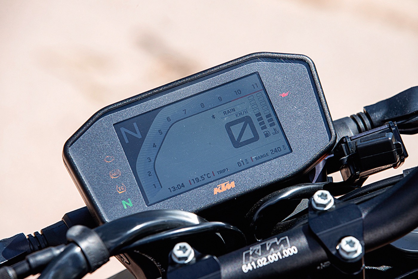 KTM 790 Duke, Launch control, 3 curvas de potencia, control de tracción, quick shifter…