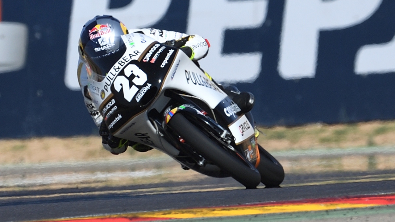Raúl Fernández vence en Moto3 en Motorland con cinco pilotos en 51 milésimas.