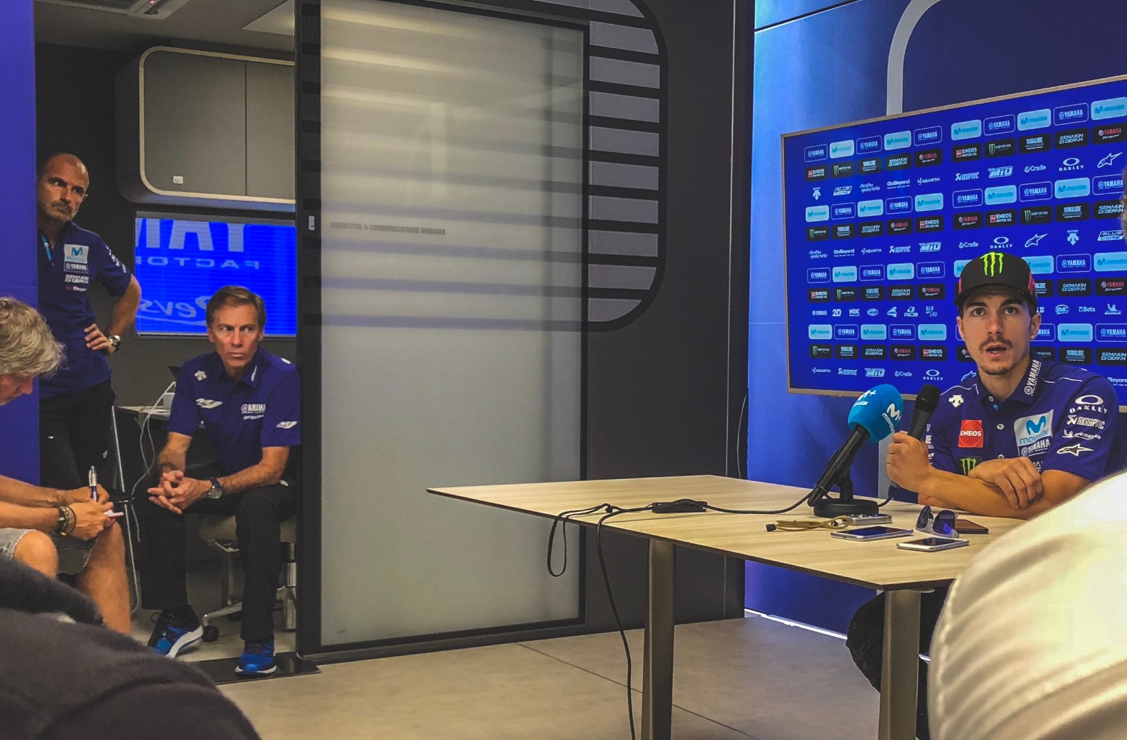 Maverick Viñales con Lin Jarvis y Massimo Meregalli