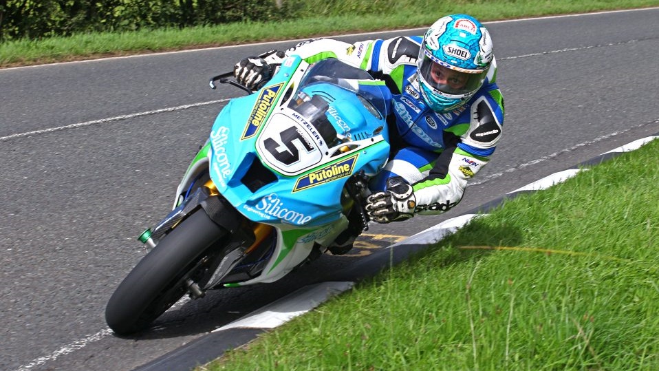 Peter Hickman triunfa y Raül Torras brilla en un UlsterGP trágico y descafeinado