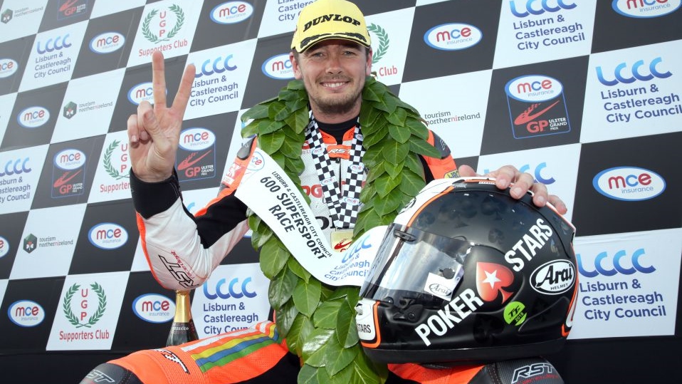Peter Hickman triunfa y Raül Torras brilla en un UlsterGP trágico y descafeinado