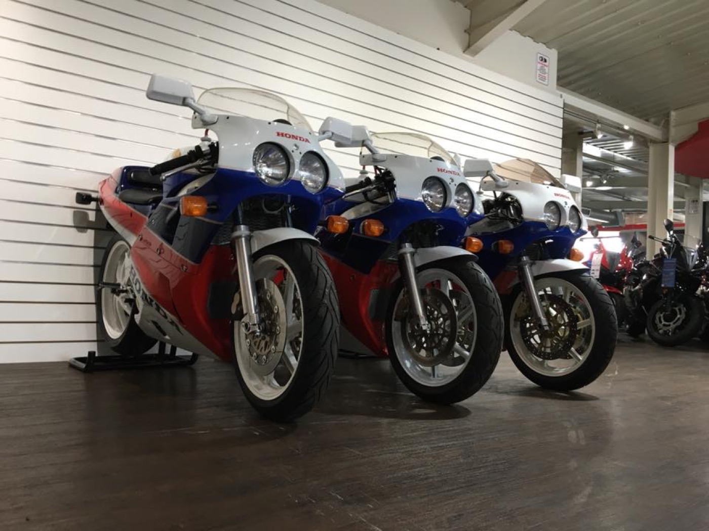 A la venta tres Honda RC30 a estrenar
