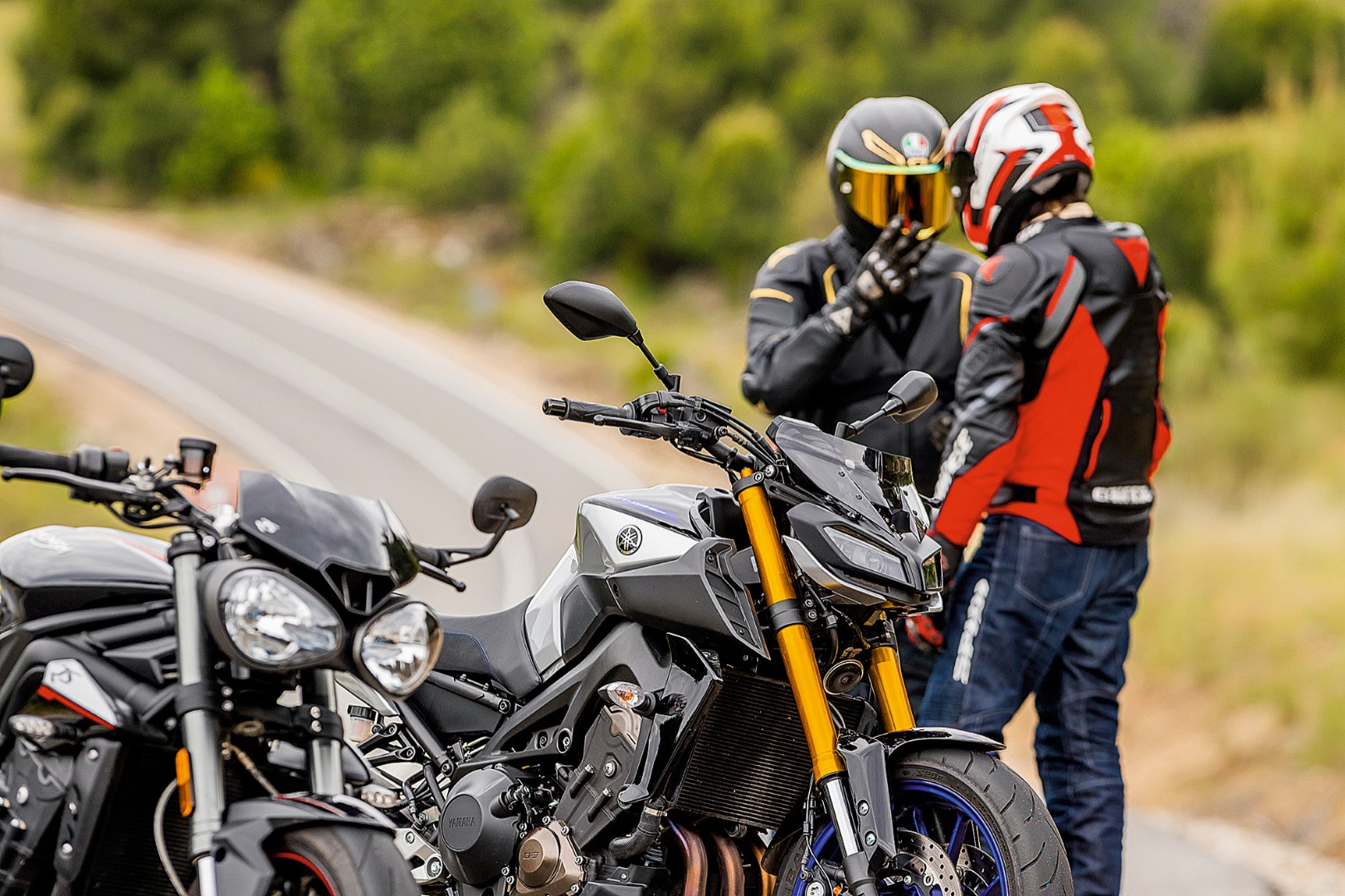 Comparativa Yamaha MT-09 SP vs Triumph Speed Trile RS, duelo entre las joyas de la categoría