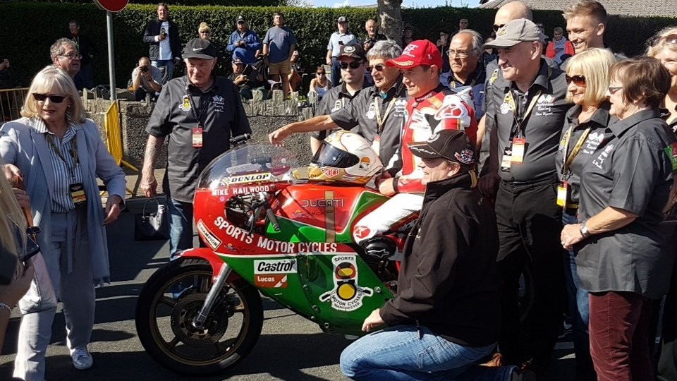 Classic TT 2018: John McGuinness vuelve a ganar y se viste de Mike Hailwood