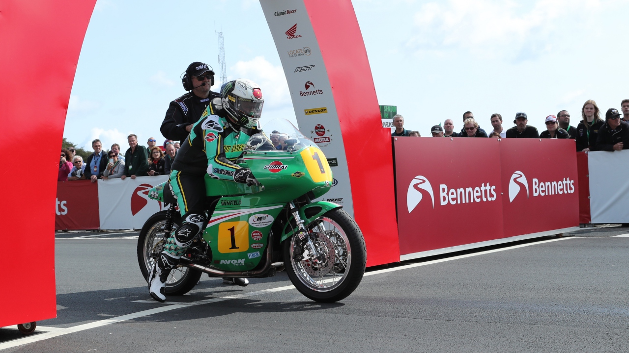 Classic TT 2018: John McGuinness vuelve a ganar y se viste de Mike Hailwood