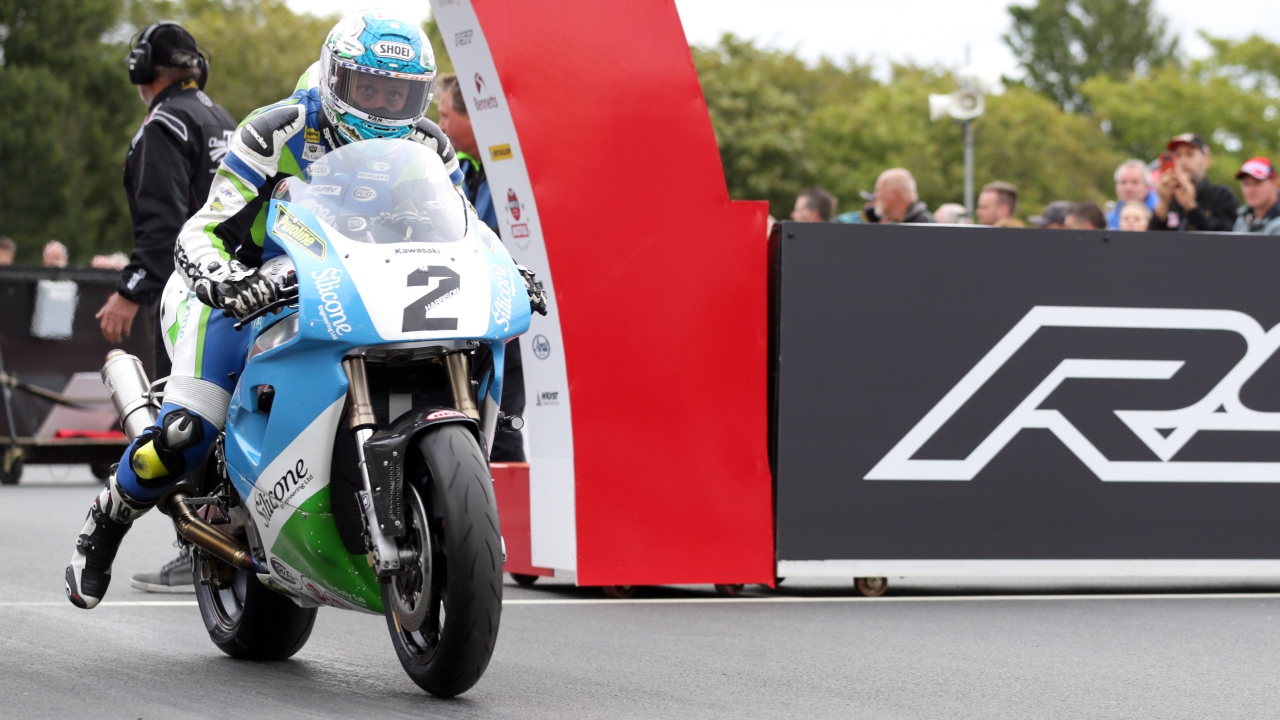 Classic TT 2018: John McGuinness vuelve a ganar y se viste de Mike Hailwood