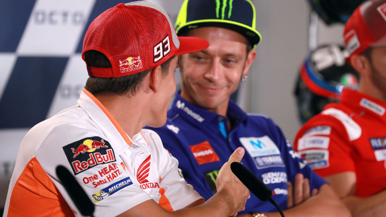 Valentino Rossi le hace la cobra a Marc Márquez en Misano