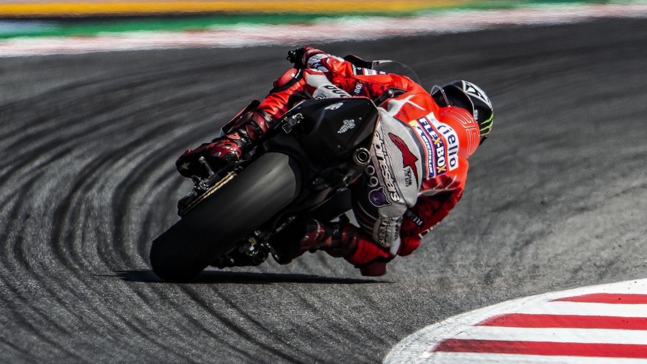 Andrea Dovizioso gana en Misano, Jorge Lorenzo cae y Marc Márquez es más líder de MotoGP