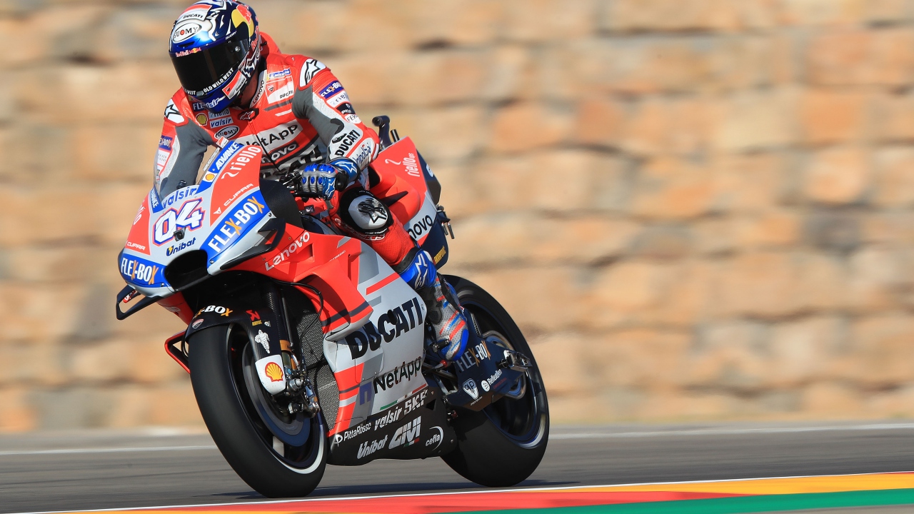 Jorge Lorenzo le quita la pole a Andrea Dovizioso en el esperpento de MotoGP en Aragón