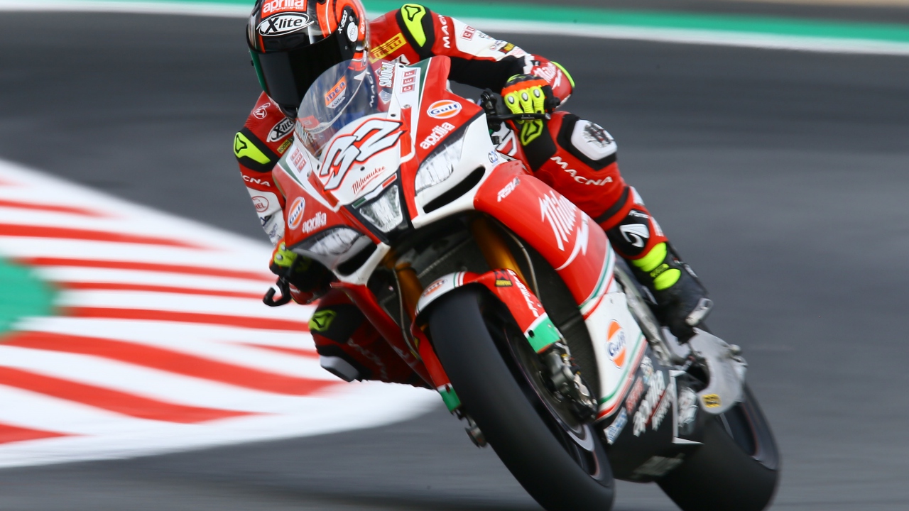 Jonathan Rea hace póquer de títulos con siete triunfos seguidos y podio de Xavi Forés 