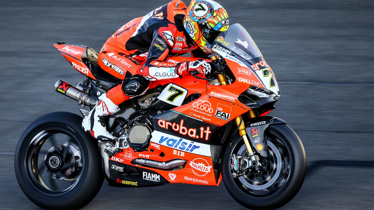 Jonathan Rea hace póquer de títulos con siete triunfos seguidos y podio de Xavi Forés 