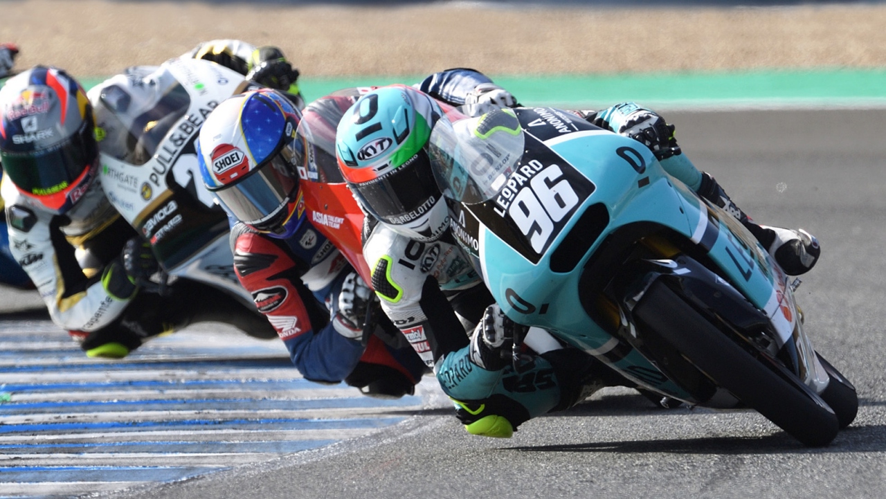 Yuki Kunii y Sergio García vencen en Jerez, Raúl Fernández sale más líder de Moto3