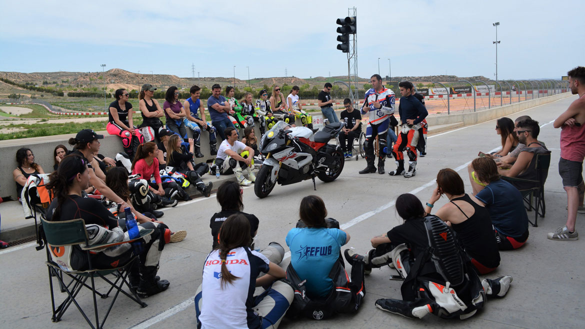 La Comisión Femenina de Motociclismo, premiada por la FIM