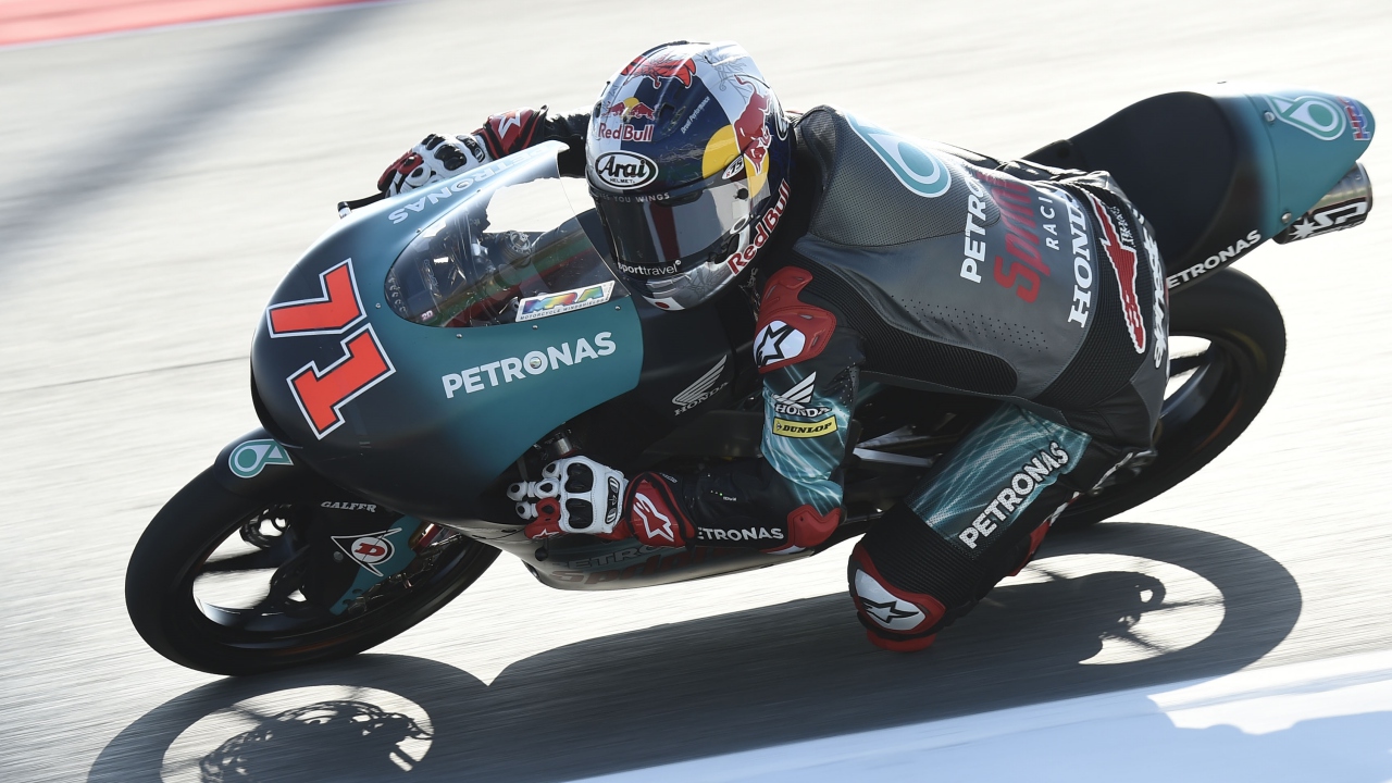 Jakub Kornfiel y Ayumu Sasaki mandan en el estreno de Moto3 en Tailandia