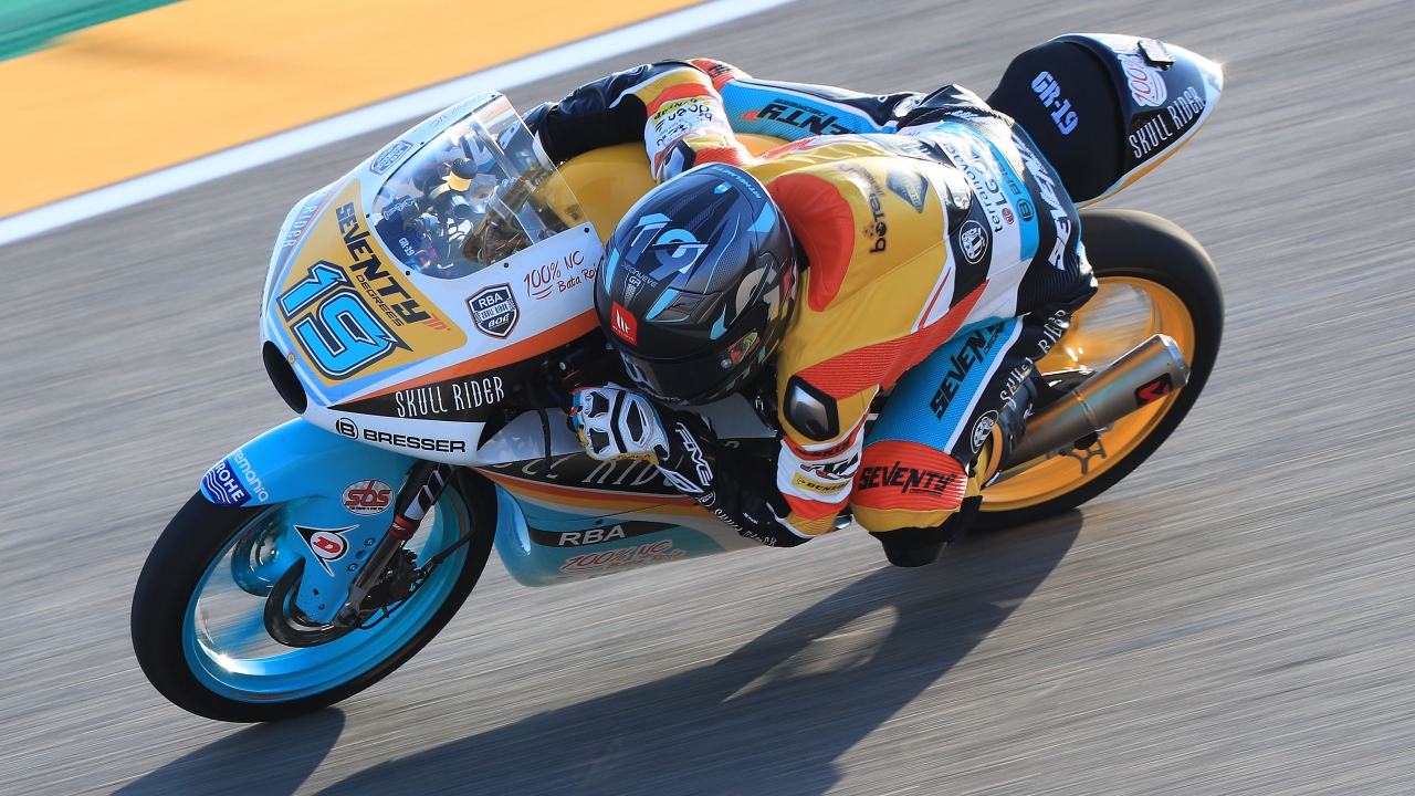 Jakub Kornfiel y Ayumu Sasaki mandan en el estreno de Moto3 en Tailandia