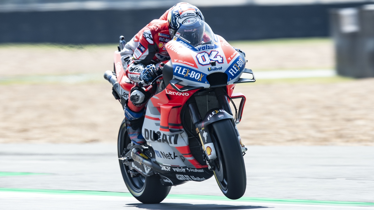 Marc Márquez bate a Andrea Dovizioso en la última curva de Tailandia y roza el título