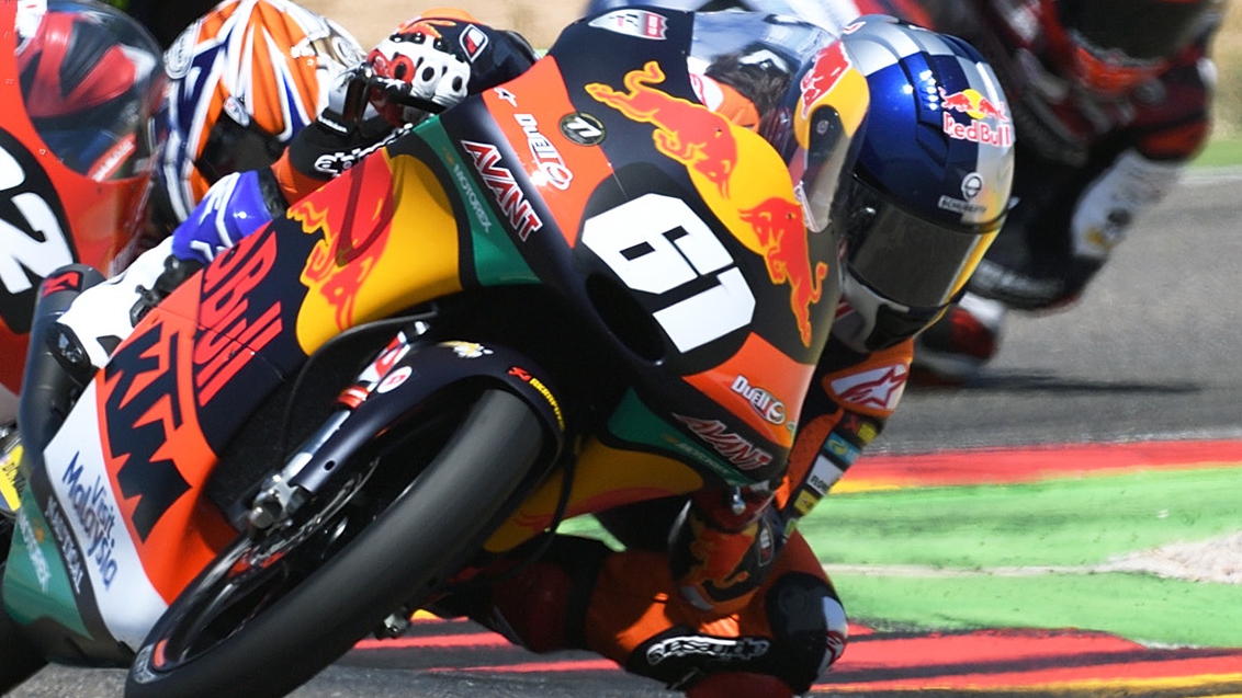 Raúl Fernández arrasa en Albacete y acaricia el título mundial junior de Moto3