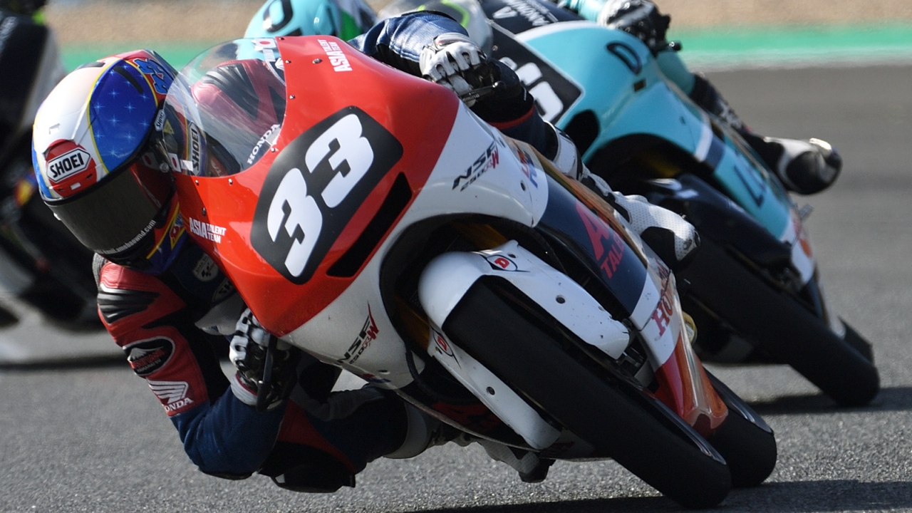 Raúl Fernández arrasa en Albacete y acaricia el título mundial junior de Moto3