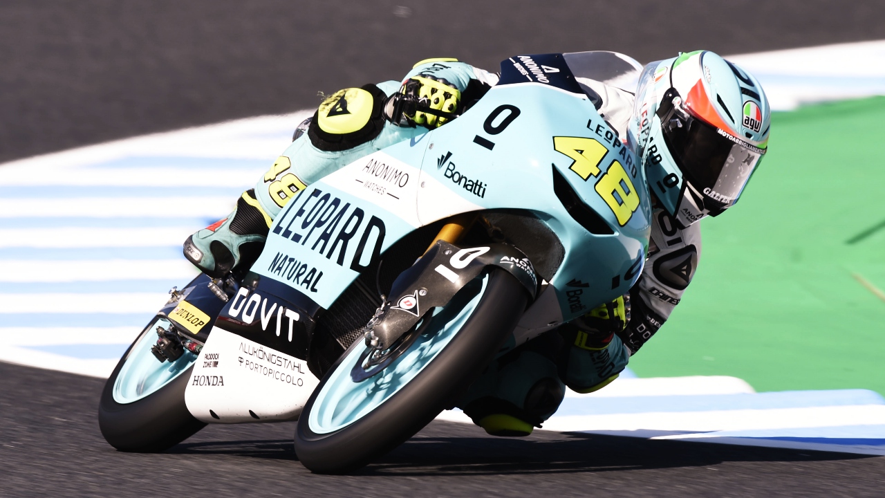 Marco Bezzecchi vence en Japón y la caída de Jorge Martín abre el título de Moto3