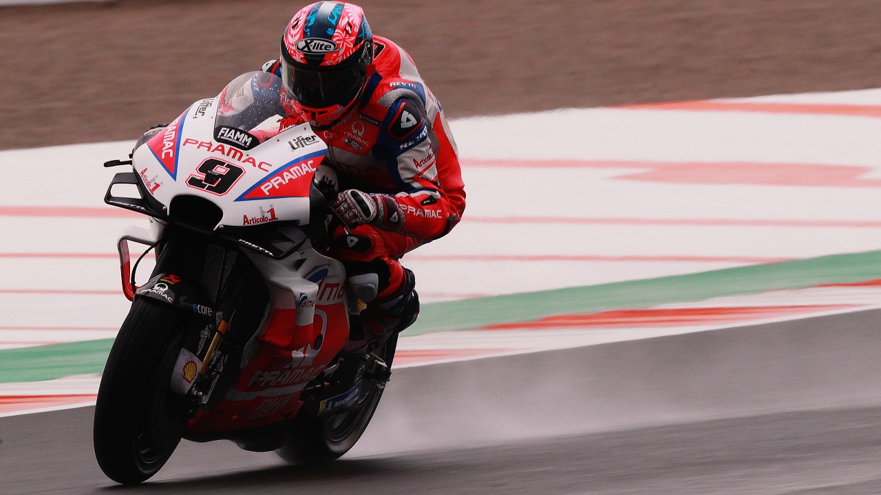 Marc Márquez contiene a las Ducati bajo la lluvia de Valencia en MotoGP