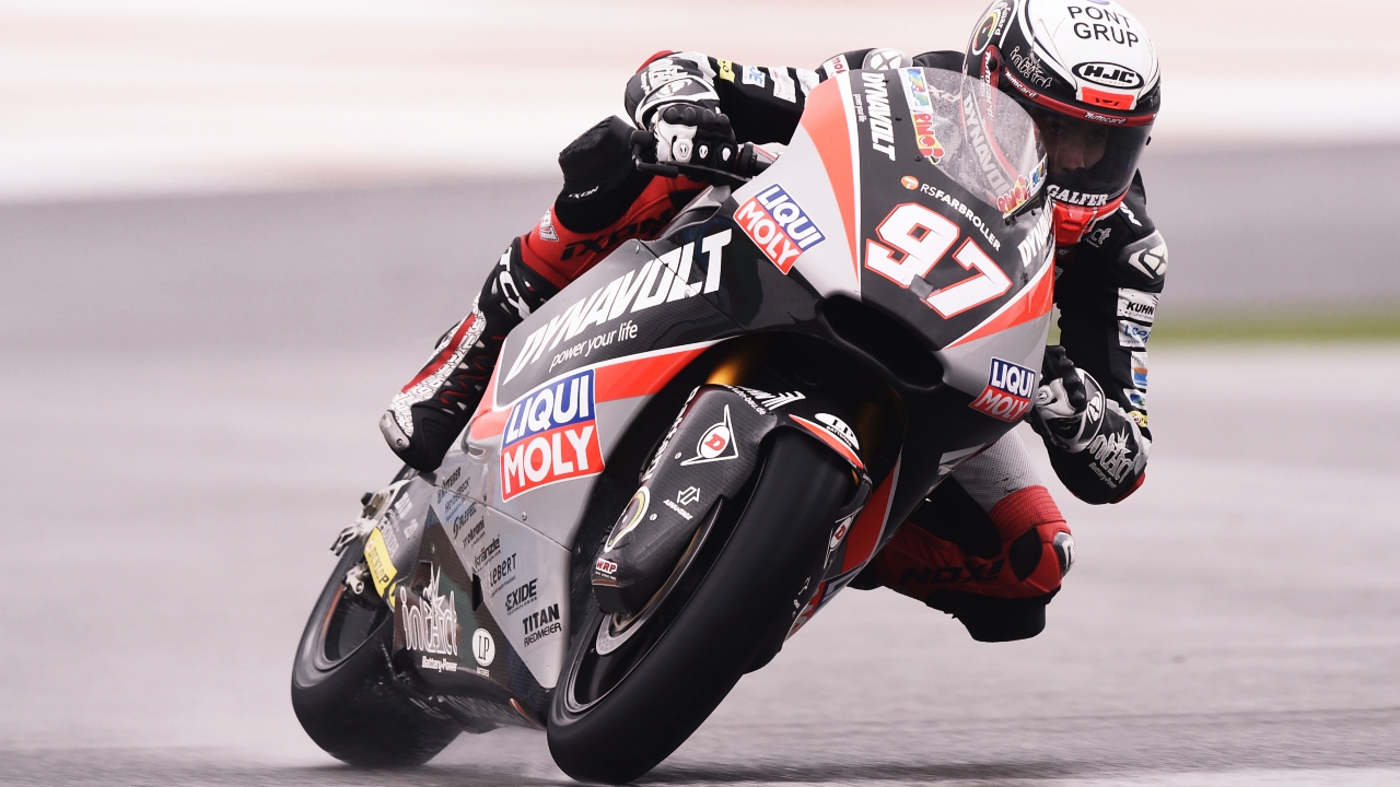 Luca Marini se queda la pole de Moto2 en Valencia por 27 milésimas ante Xavi Vierge