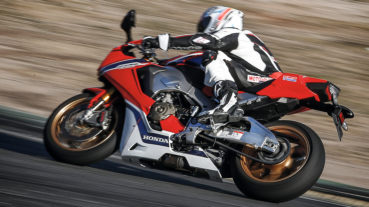 Prueba Honda Civic Type T vs CBR1000RR SP
