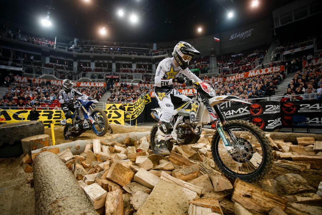 Taddy Blazusiak gana el SuperEnduro de Budapest. Colton Haaker aguanta como líder.